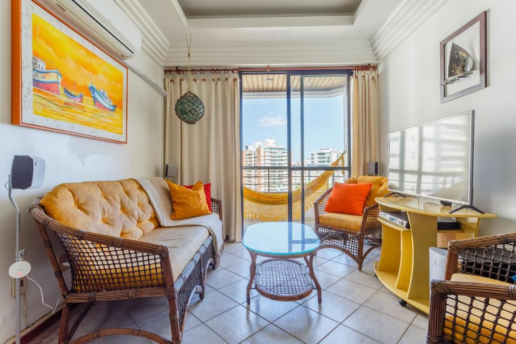 una sala de estar con un sofá y una mesa en Área Nobre com Vista para Baía e Pontes SA2351, en Florianópolis