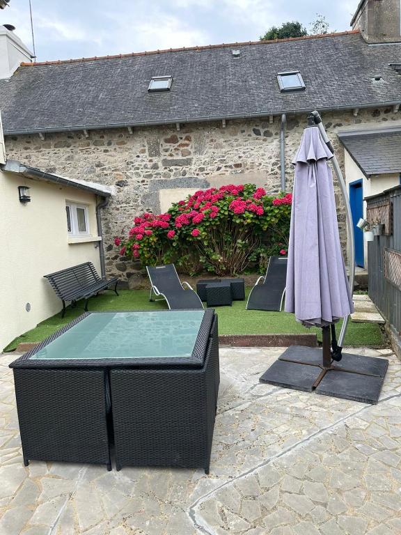 - une terrasse avec un parasol, une table et un parasol dans l'établissement Ty-Kokoon, à Saint-Quay-Portrieux