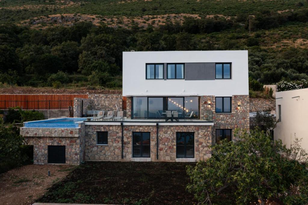 Villa Mareの敷地内または近くにあるプール