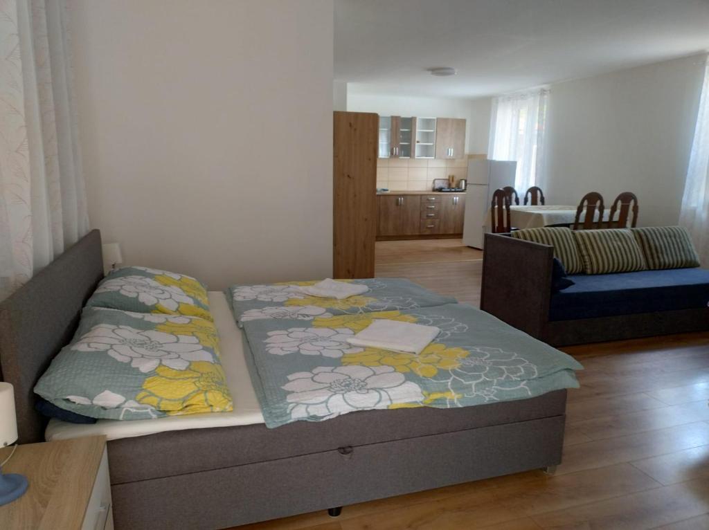 Postel nebo postele na pokoji v ubytování Hotel St.Florian Sturovo