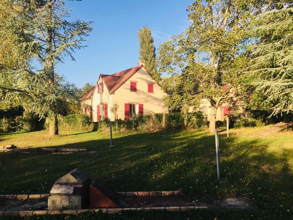 an old house in the middle of a yard at Nature et Bord d'Etang à Jars in Jars