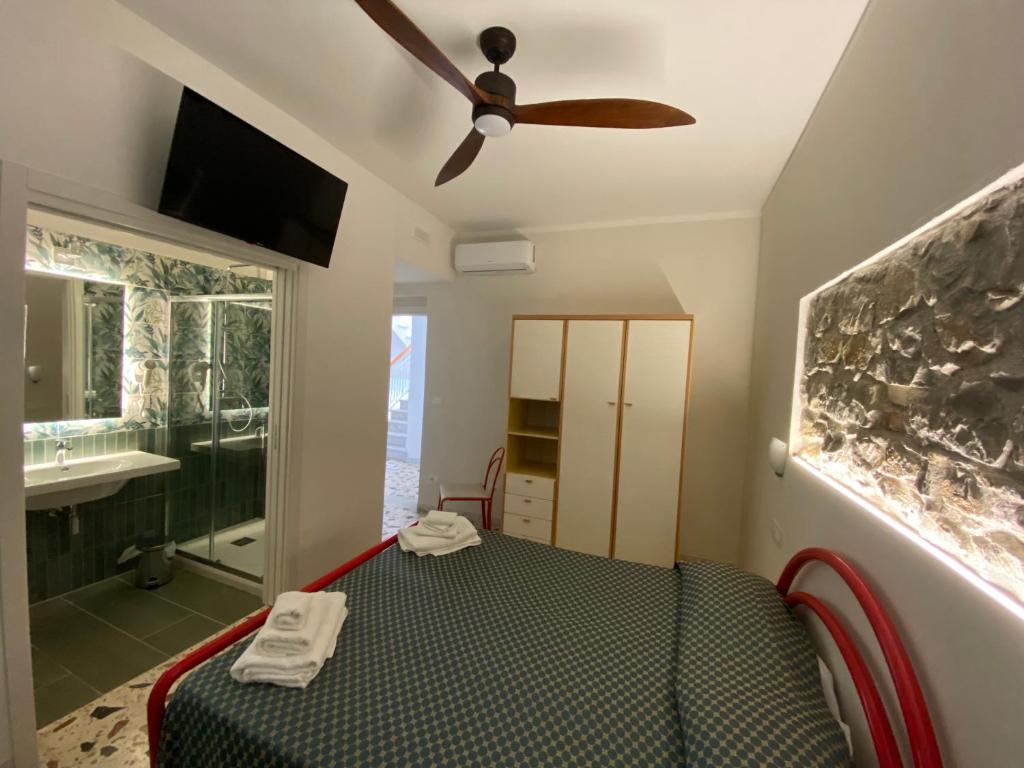 Postel nebo postele na pokoji v ubytování Cinquestelle Albergo del centro storico