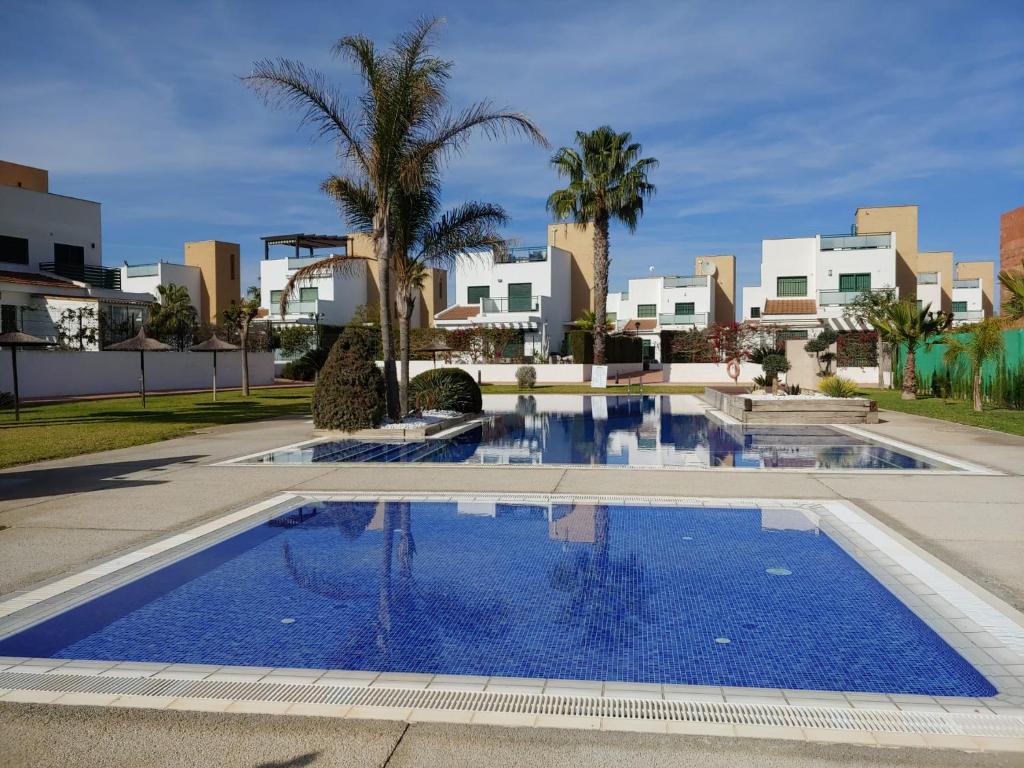 Πισίνα στο ή κοντά στο Three-bedroom holiday villa with magnificent pool next to the sea and golf courses