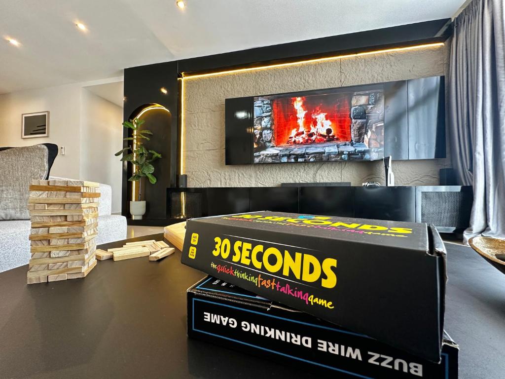Una sala de estar con una pila de cajas sobre una mesa. en Oreo Home 75inch TV 5mints from Beach & City, en Dar es Salaam