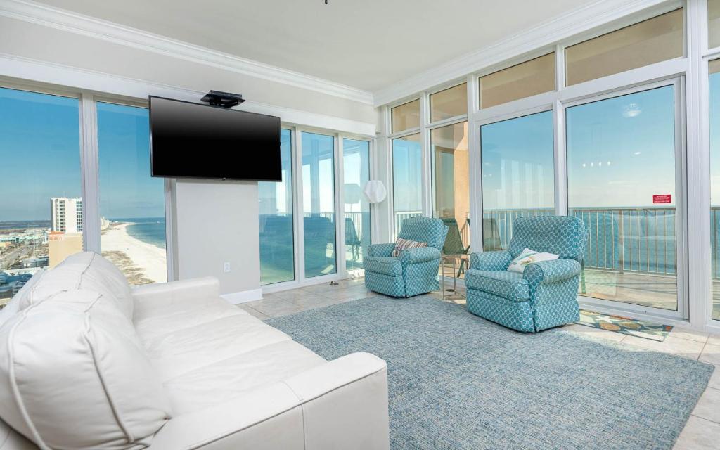 sala de estar con sofá blanco y 2 sillas en Phoenix Gulf Shores 2004-1 condo, en Gulf Shores
