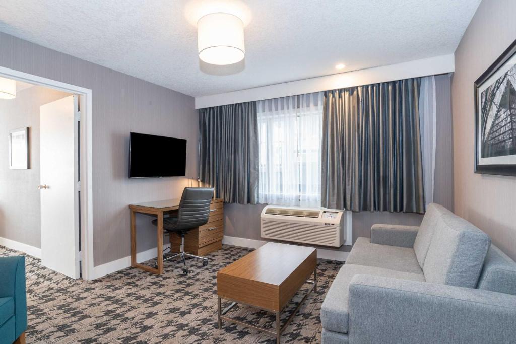 TV a/nebo společenská místnost v ubytování Sandman Hotel Edmonton West