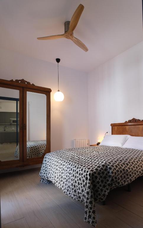 a bedroom with a bed and a mirror and a ceiling at V11apartamentos 2 in Archidona