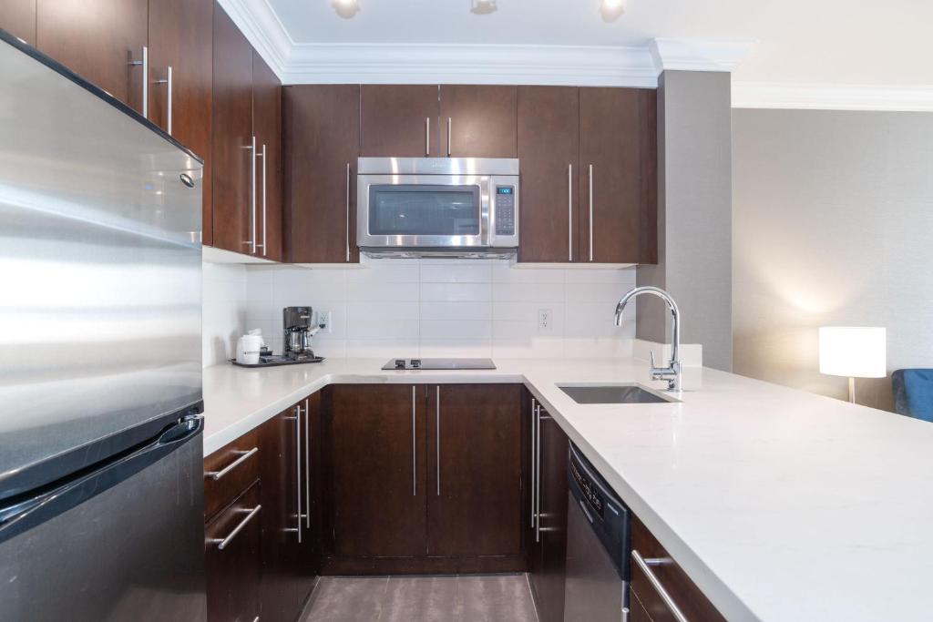 Kuchyň nebo kuchyňský kout v ubytování Sandman Hotel Edmonton West