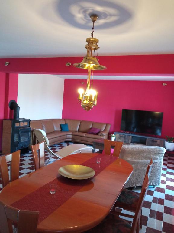 TV a/nebo společenská místnost v ubytování Apartman Kačić