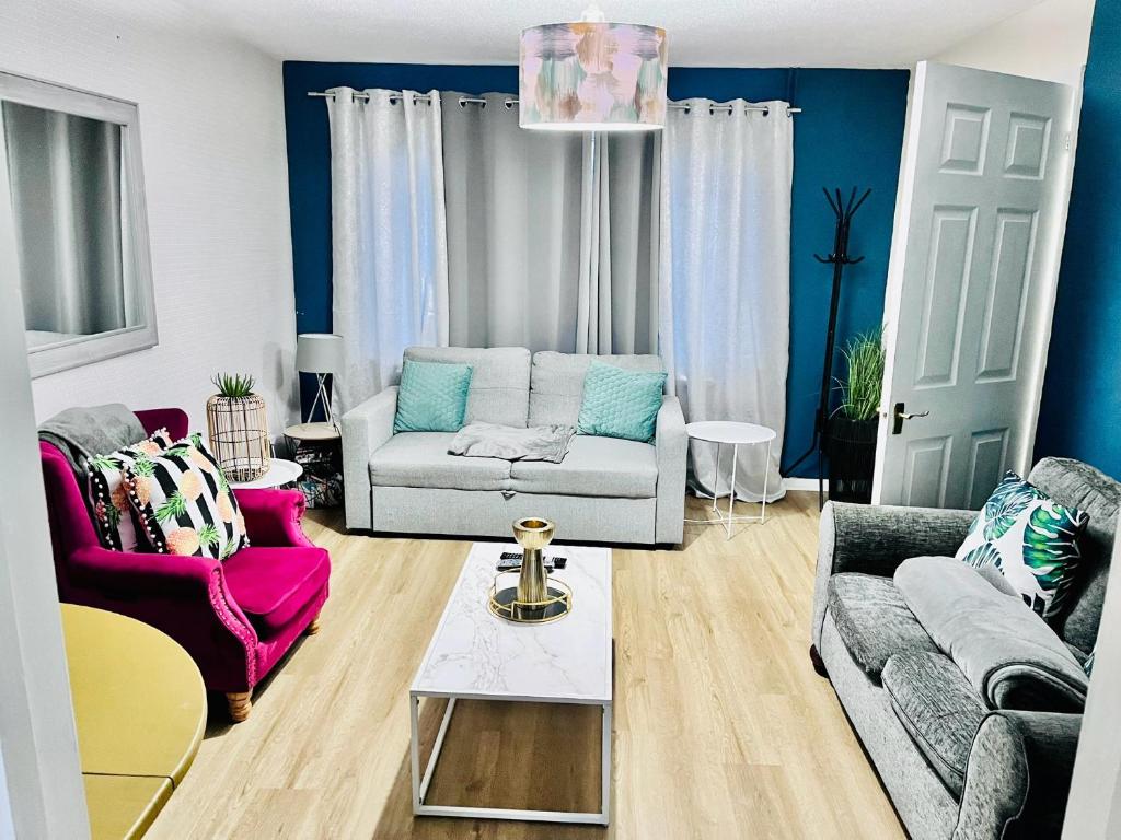 una sala de estar con un sofá y dos sillas en Canterbury 3BR close to shops with Free Parking, en Kent