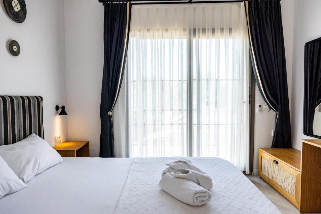 Postel nebo postele na pokoji v ubytování Akkum Beach Otel