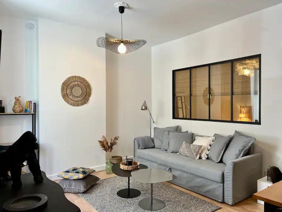 - un salon avec un canapé et un chien dans l'établissement Havre de confort Bordeaux Chartrons - Cité du vin, à Bordeaux