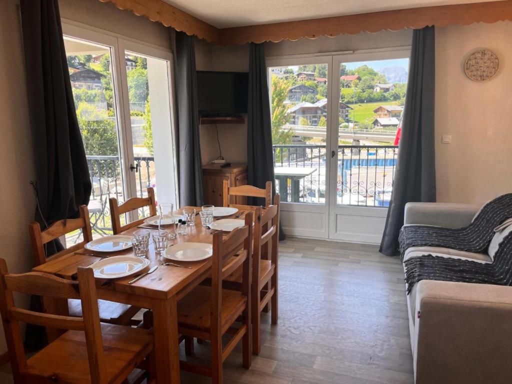 une salle à manger avec une table et des chaises et un balcon dans l'établissement Résidence Le Grand Panorama - Grand Panorama 104 MAE-5255, à Saint-Gervais-les-Bains
