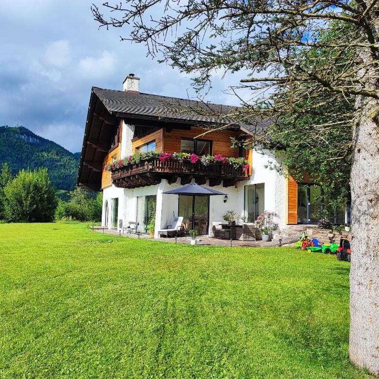 una casa con un prato verde davanti di Villa Bischofsberg - Lärchen-Wellness Apartment a Windischgarsten