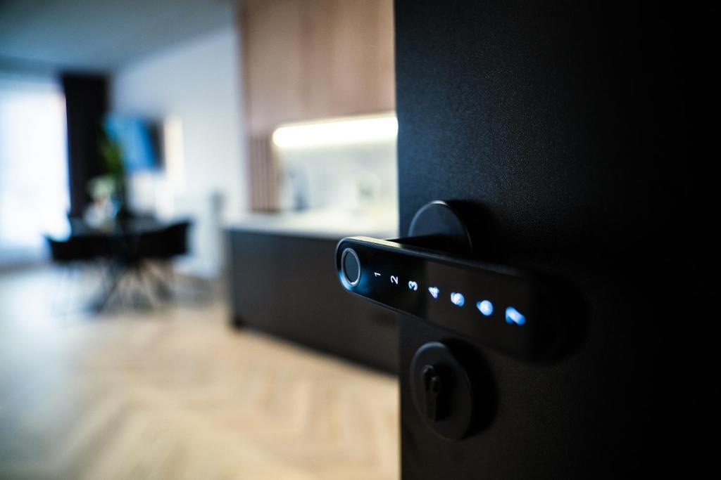 een close-up van een afstandsbediening in een keuken bij Apartamenty I SORAU in Żary