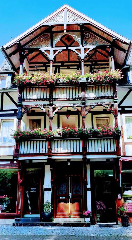 a building with flower boxes on the front of it at Beauty Haus im Zentrum in Bad Sooden-Allendorf