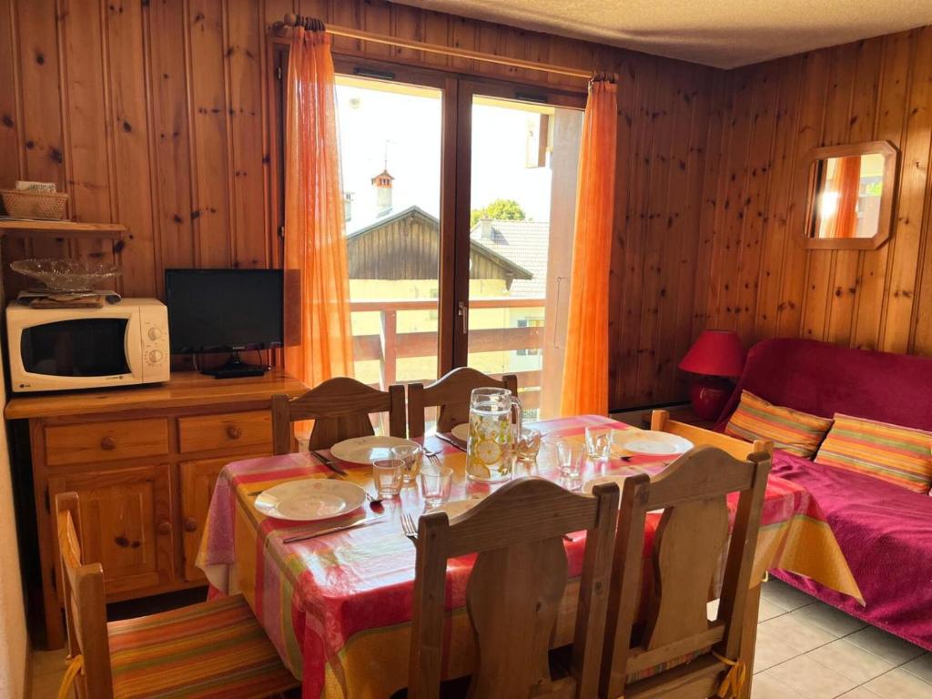 une salle à manger avec une table et une fenêtre dans l'établissement Résidence Coupe De Cristal - Coupe de Cristal A6 MAE-6544, à Saint-Gervais-les-Bains