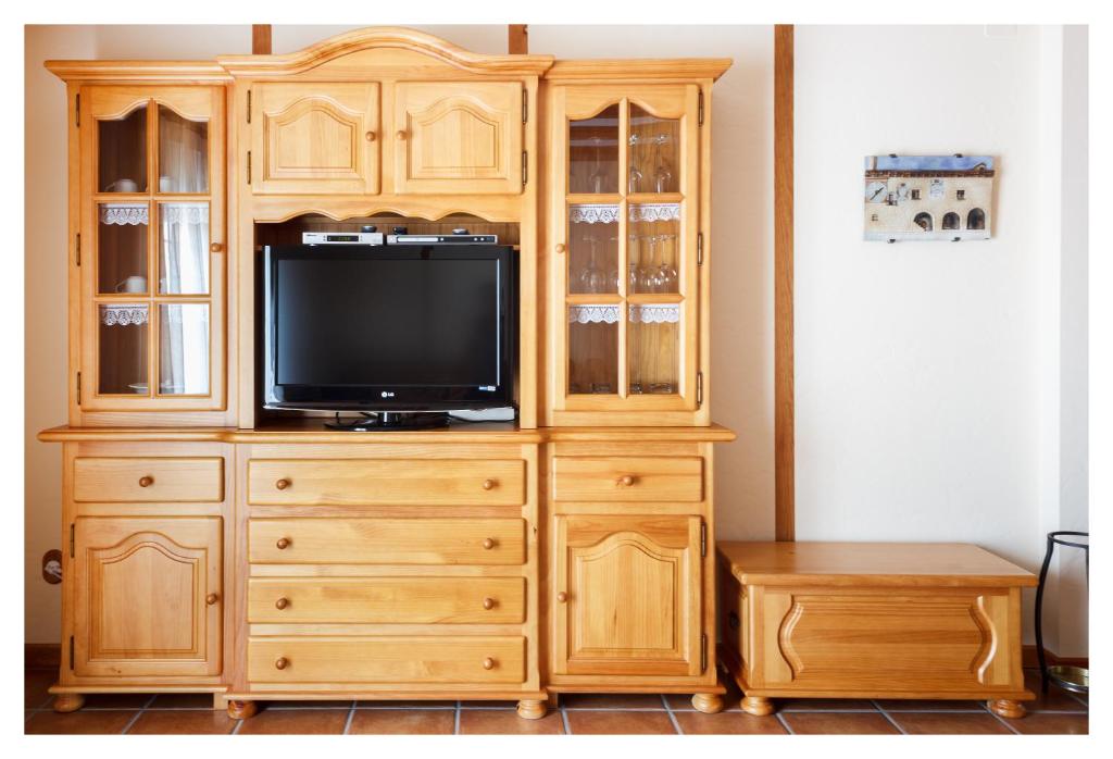 A television and/or entertainment centre at El Casal de Nicolás