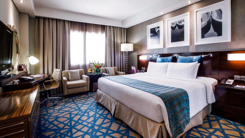 Postel nebo postele na pokoji v ubytování Crowne Plaza Dubai Deira by IHG