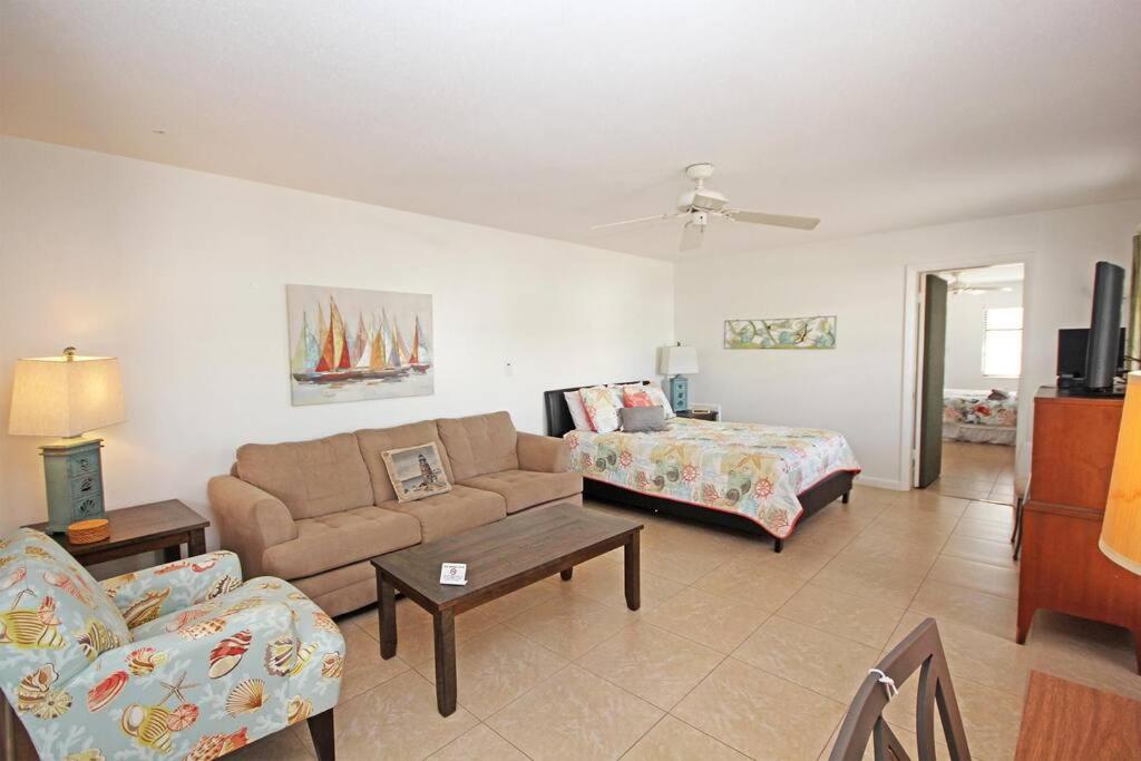 Фотография из галереи Beach and Poolside Villa Paradise on Siesta Key в городе Сиеста-Ки