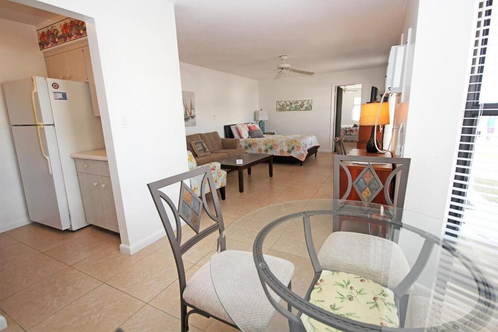 Фотография из галереи Beach and Poolside Villa Paradise on Siesta Key в городе Сиеста-Ки
