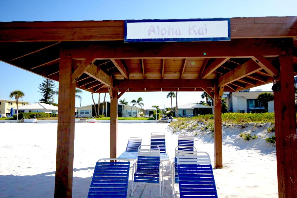 Фотография из галереи Beach and Poolside Villa Paradise on Siesta Key в городе Сиеста-Ки