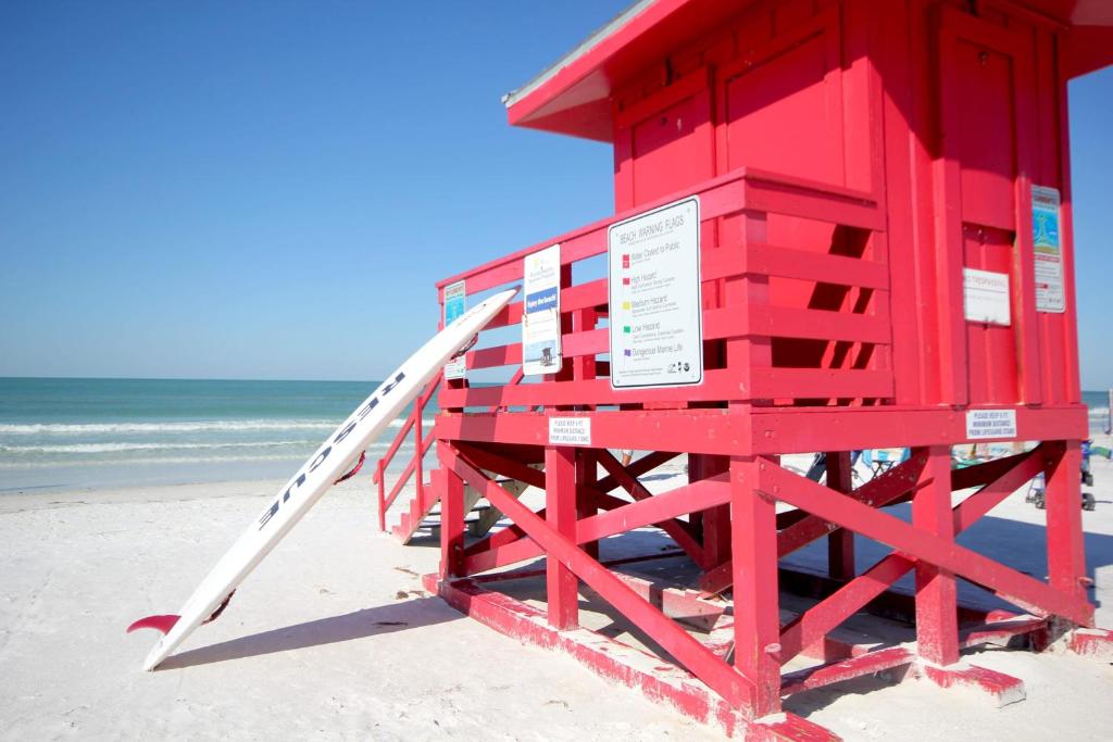 Фотография из галереи Beach and Poolside Villa Paradise on Siesta Key в городе Сиеста-Ки