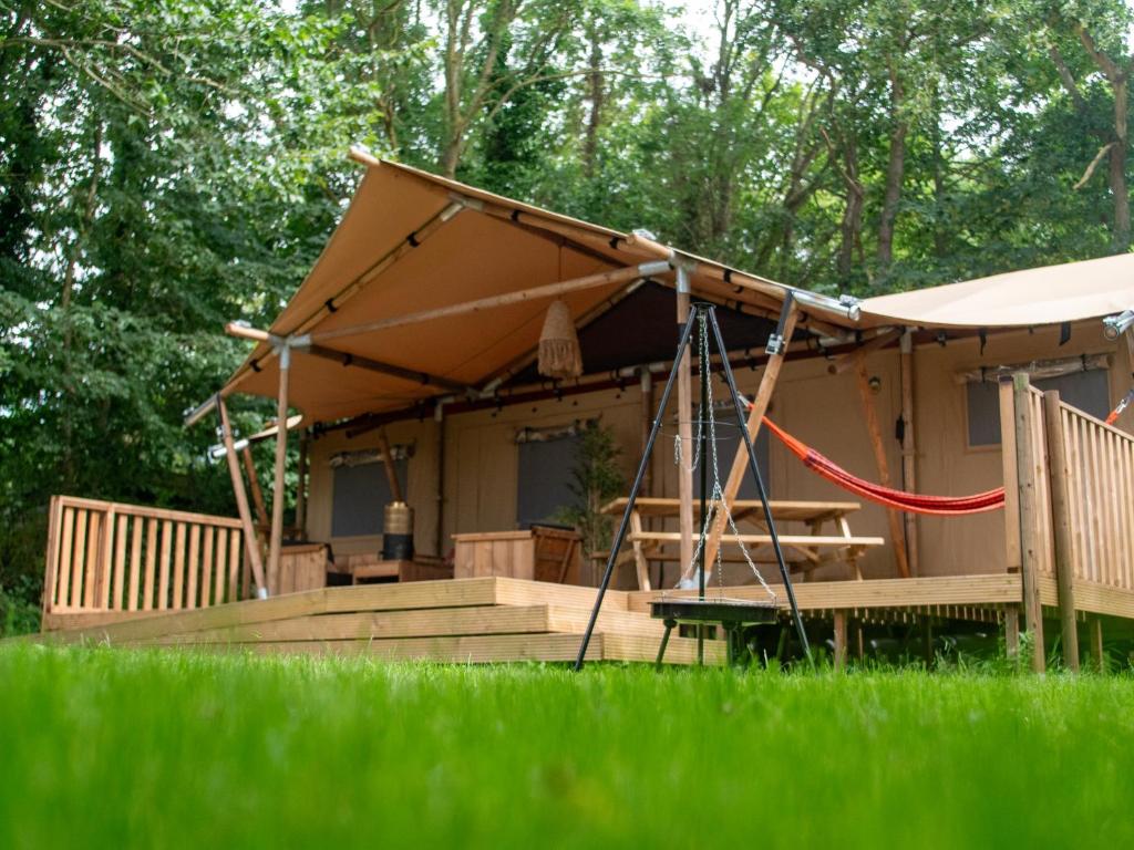 Budova, kde se the luxury tent nachází
