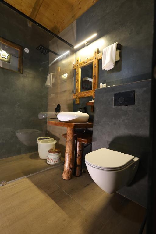 Koupelna v ubytování Koro Treehouse Resort Luxury Wooden Cottages and Villas with Private Pool