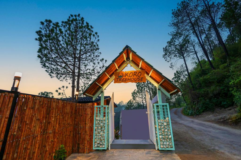 Fotografie z fotogalerie ubytování Koro Treehouse Resort Luxury Wooden Cottages and Villas with Private Pool v destinaci Kasauli