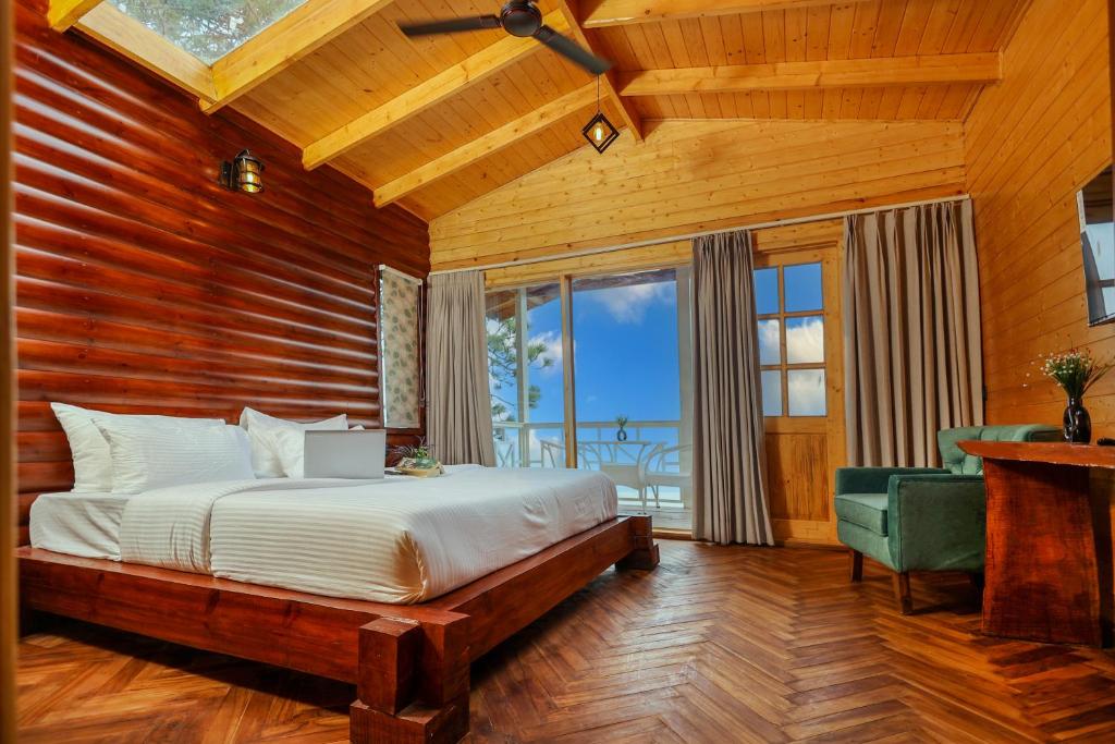 Postel nebo postele na pokoji v ubytování Koro Treehouse Resort Luxury Wooden Cottages and Villas with Private Pool