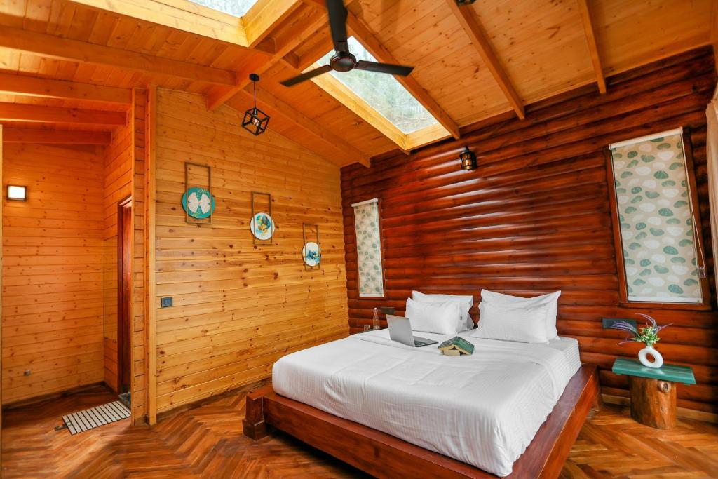 Postel nebo postele na pokoji v ubytování Koro Treehouse Resort Luxury Wooden Cottages and Villas with Private Pool