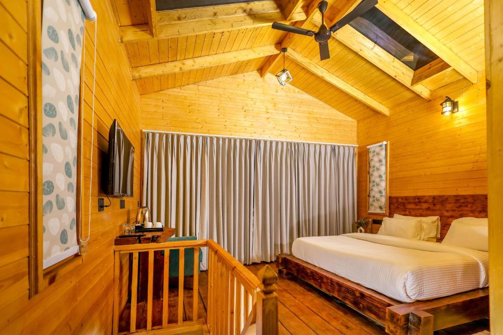 Postel nebo postele na pokoji v ubytování Koro Treehouse Resort Luxury Wooden Cottages and Villas with Private Pool
