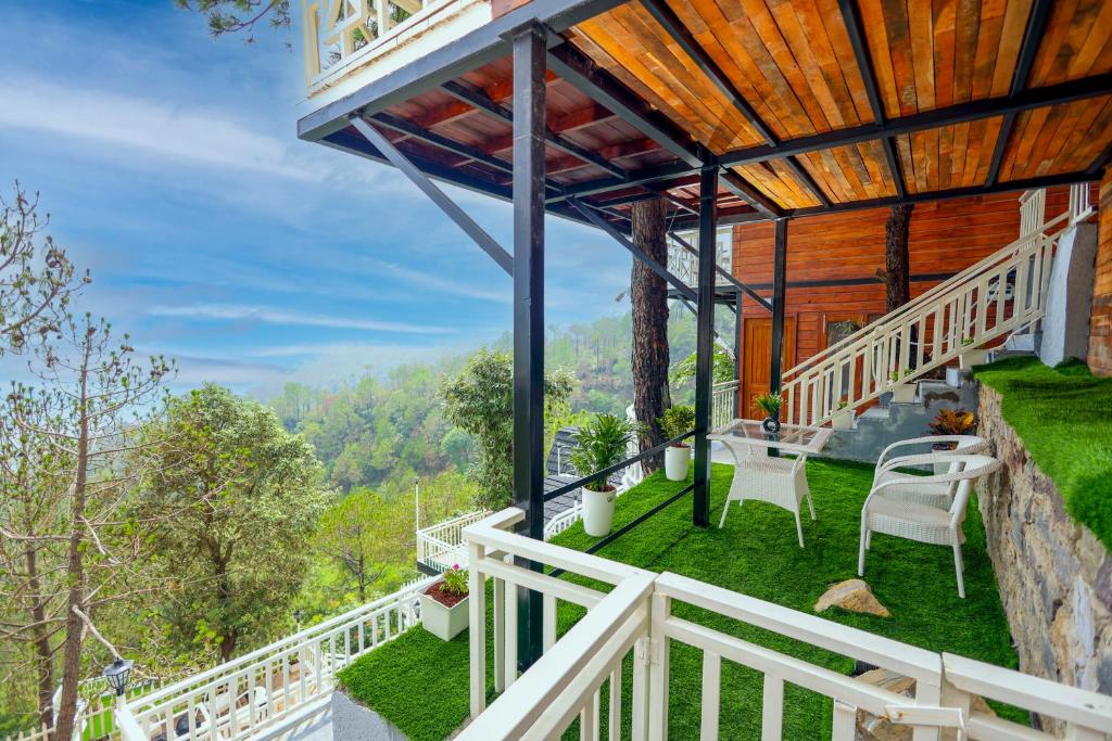 Balkón nebo terasa v ubytování Koro Treehouse Resort Luxury Wooden Cottages and Villas with Private Pool