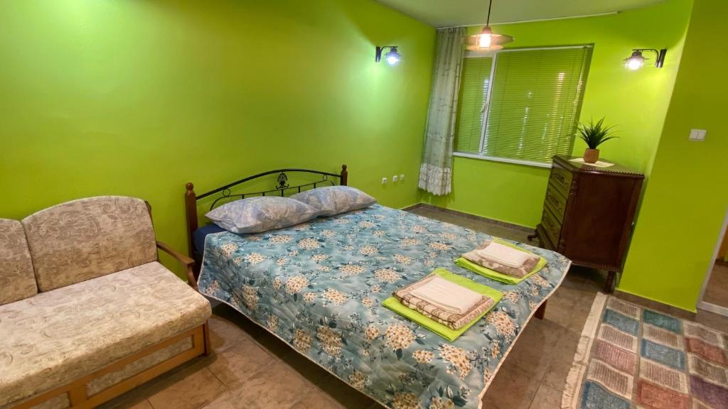 Ένα ή περισσότερα κρεβάτια σε δωμάτιο στο Gergana_apartament