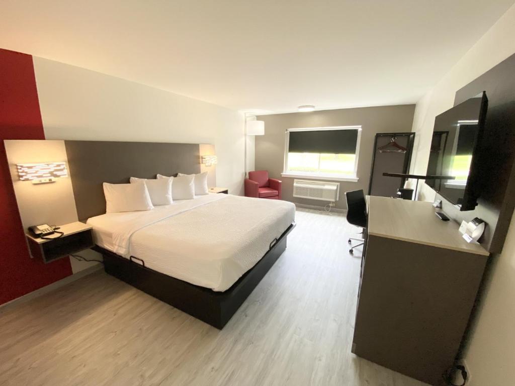 Giường trong phòng chung tại Ramada by Wyndham Tuscaloosa