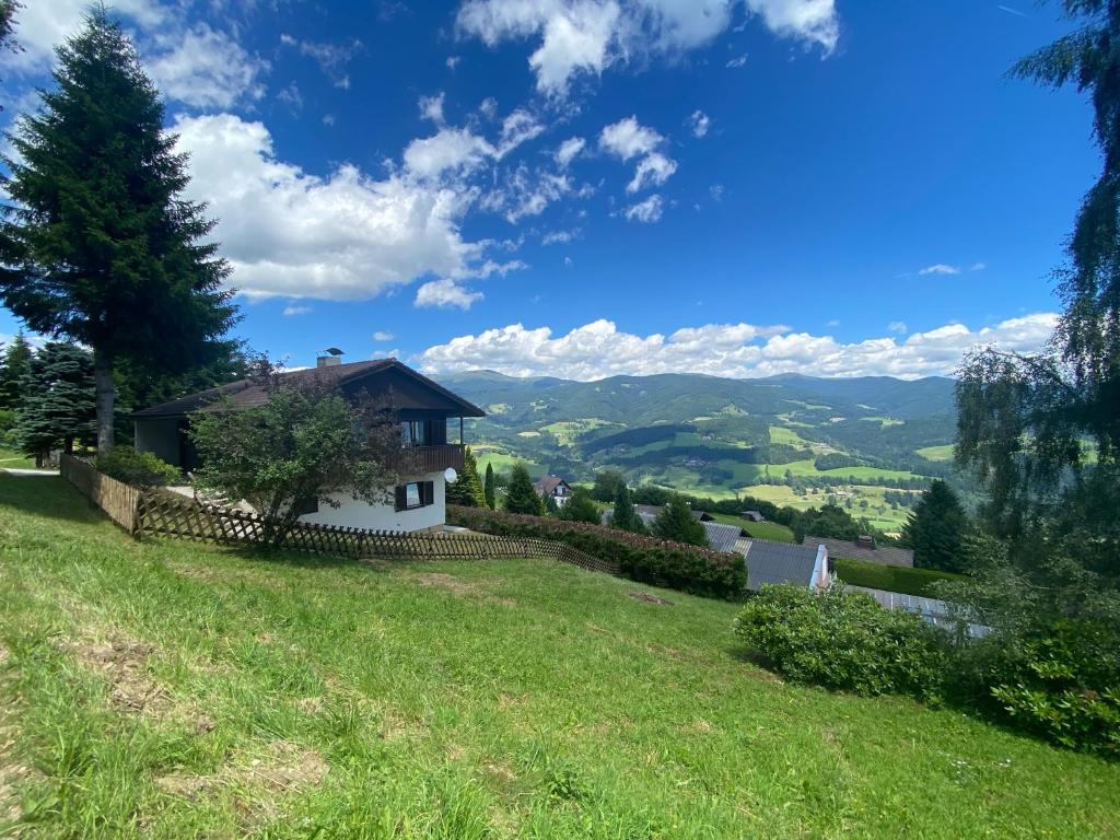 a house on a hill with a green field at Japaner Haus in Weitenbach