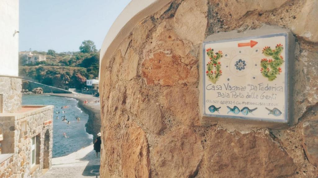 Фотография из галереи DA FEDERICA Casa Vacanze BAIA PORTO DELLE GENTI в Липари