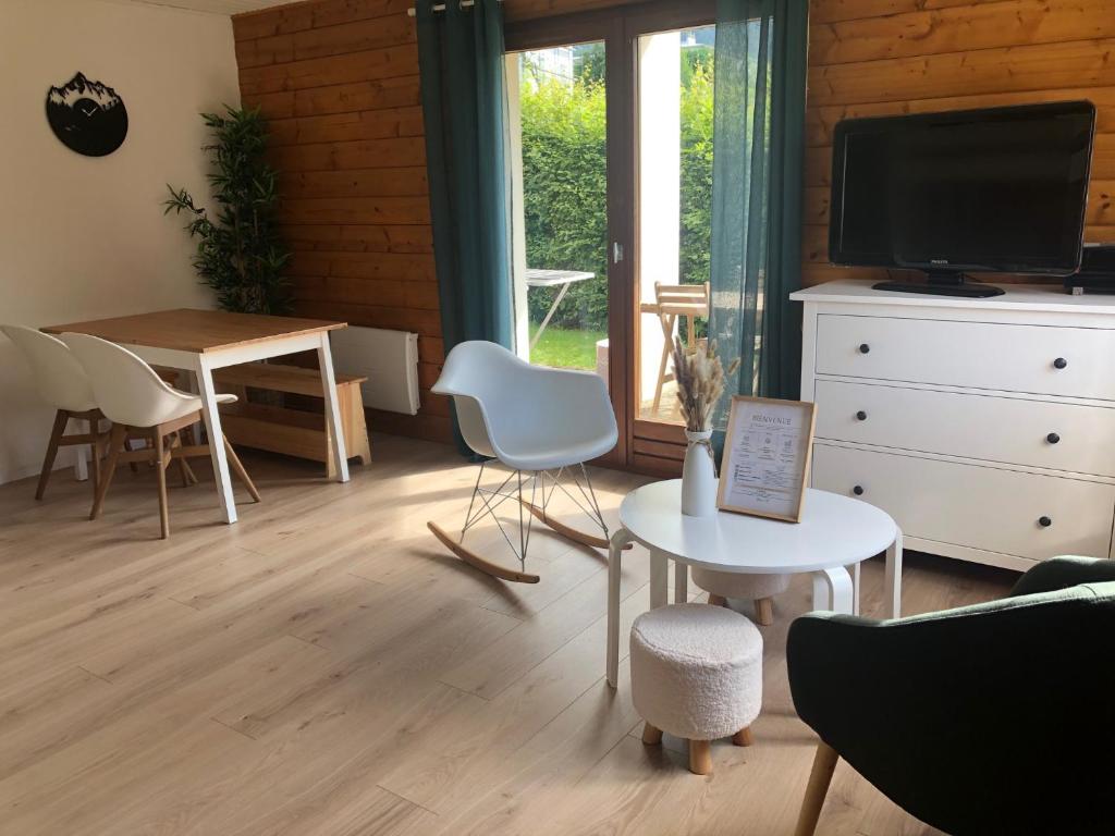Un televizor și/sau centru de divertisment la Chalet à Gérardmer - Vue montagne - Calme & Paisible