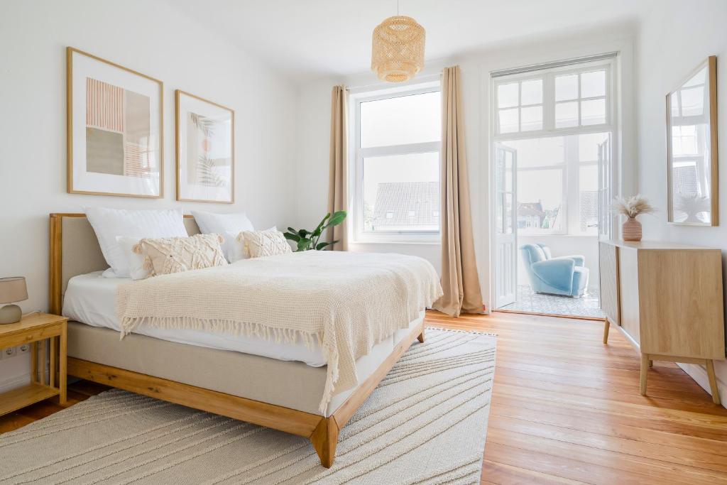 Postel nebo postele na pokoji v ubytování Modern Boho auf 145qm, 9 Gäste, Strandnah & Familienfreundlich