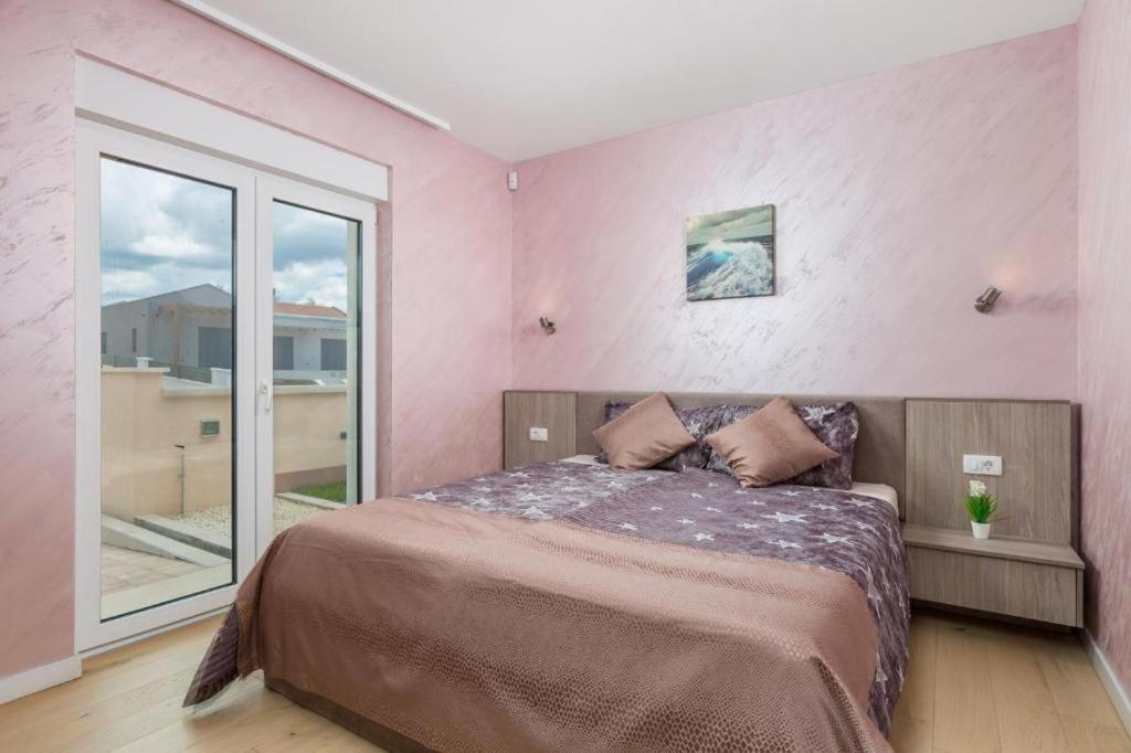 Łóżko lub łóżka w pokoju w obiekcie Villa Jessica