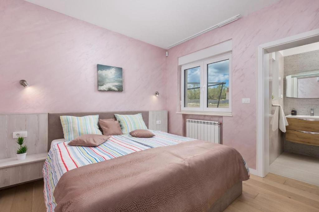 Łóżko lub łóżka w pokoju w obiekcie Villa Jessica