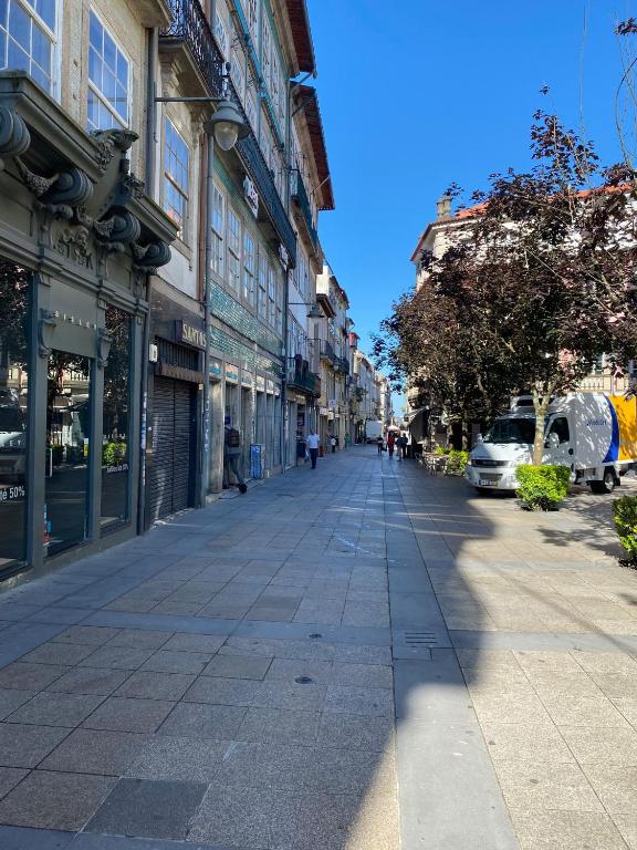 ブラガにあるCasa Augusta 3の建物が立ち並ぶ街の空っぽの通り
