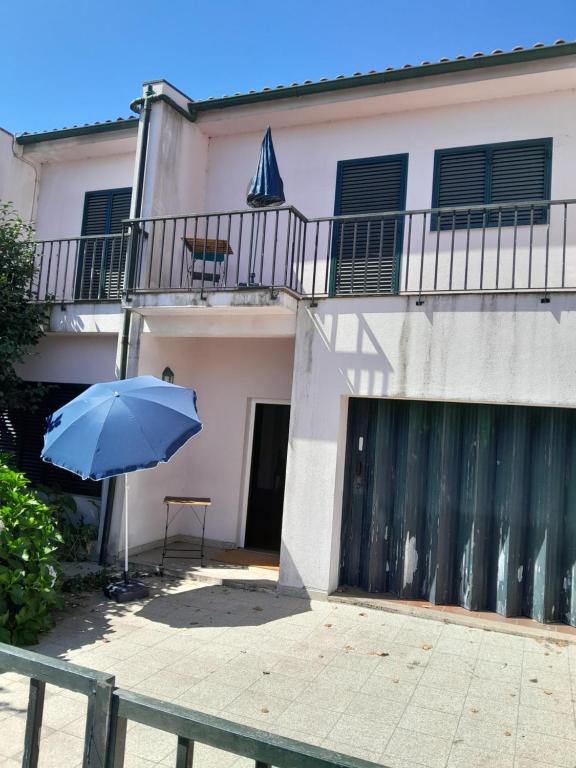 een blauwe paraplu voor een gebouw bij You have to love Amarante in Amarante