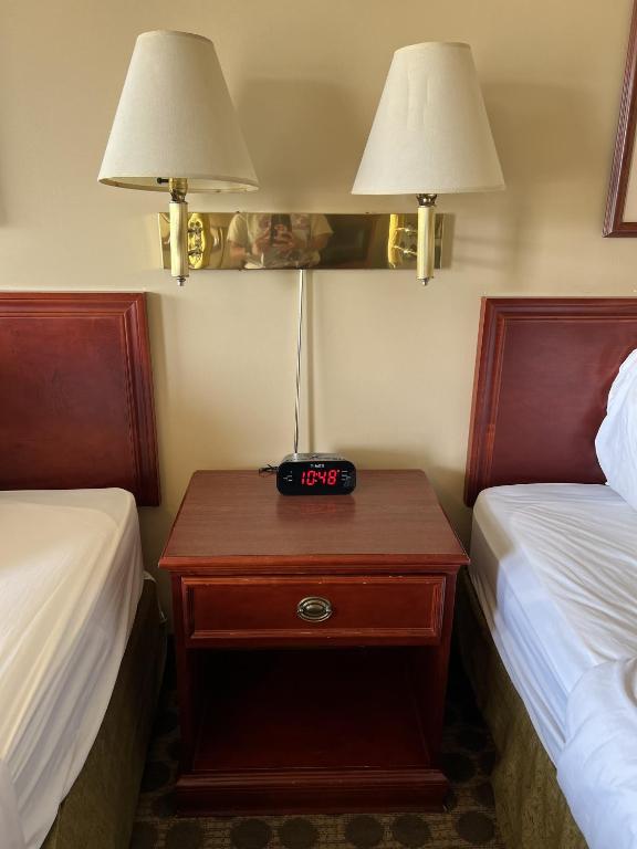 Postel nebo postele na pokoji v ubytování Travelodge by Wyndham Drumheller AB