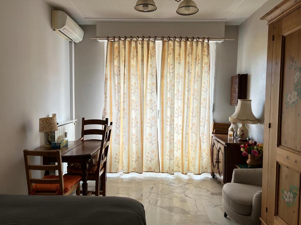 - une chambre avec un bureau et une fenêtre avec une table dans l'établissement Studio style vintage à Nice, à Nice