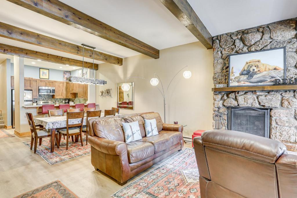 salon z kanapą i kominkiem w obiekcie Newly Upgraded Avon Condo with Pool and Hot Tub Access w mieście Avon