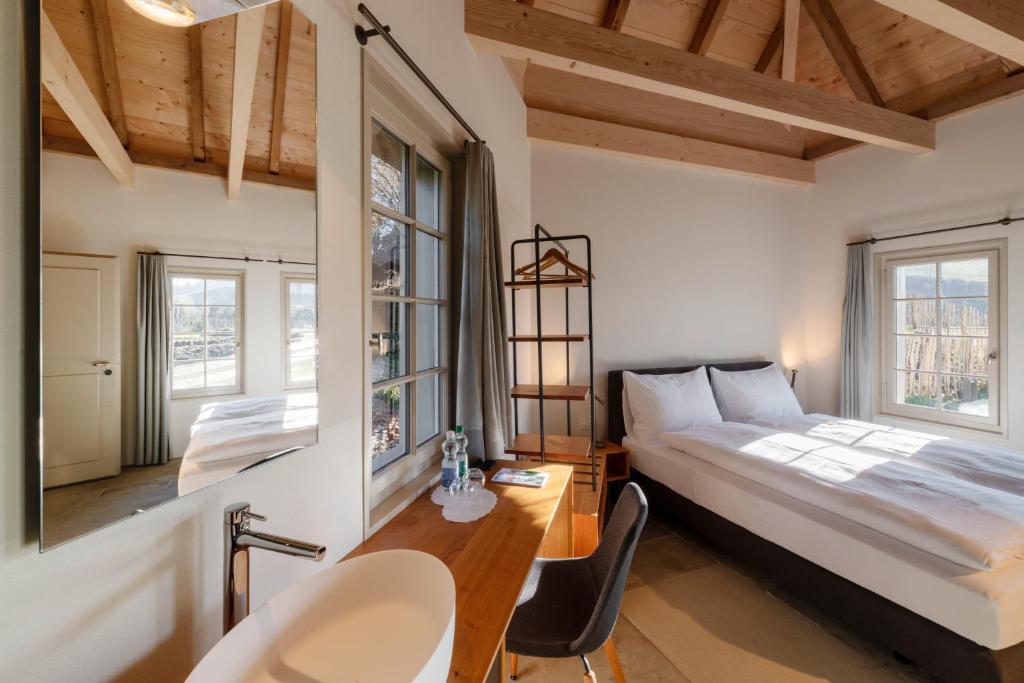 Postel nebo postele na pokoji v ubytování Resort Schloss Rued