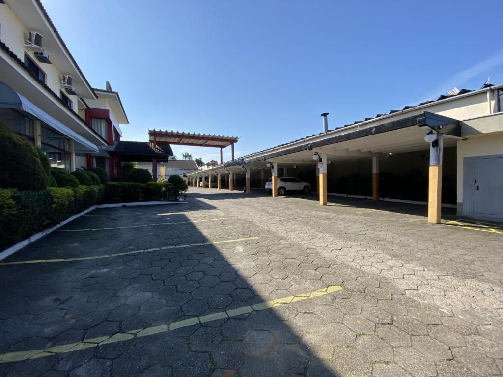 an empty parking lot in front of a building at Hotel Valle Sul in Registro