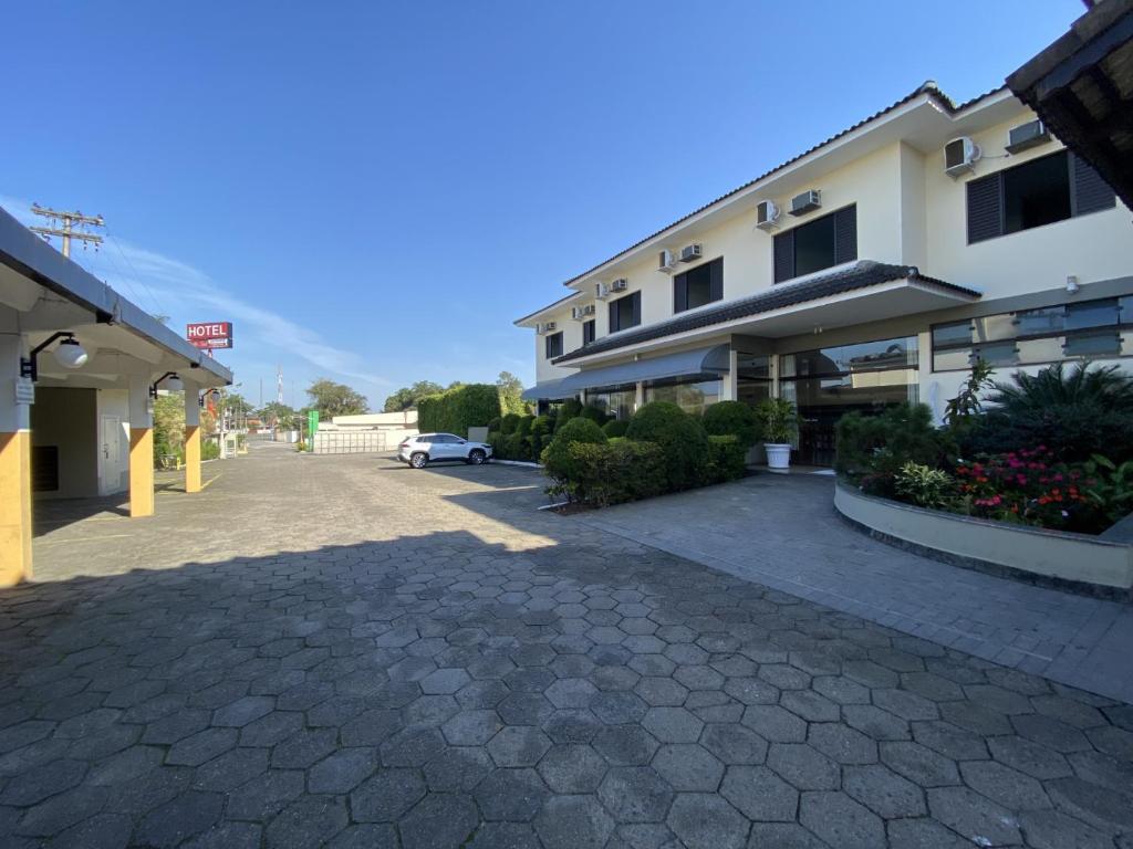 a parking lot in front of a building at Hotel Valle Sul in Registro